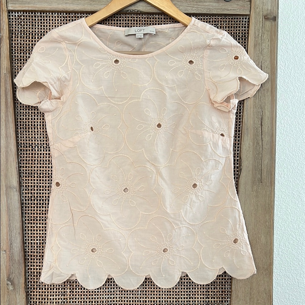 💚BUY 3 for $15💚 💚 LOFT Women's Peachy Cream Floral Top